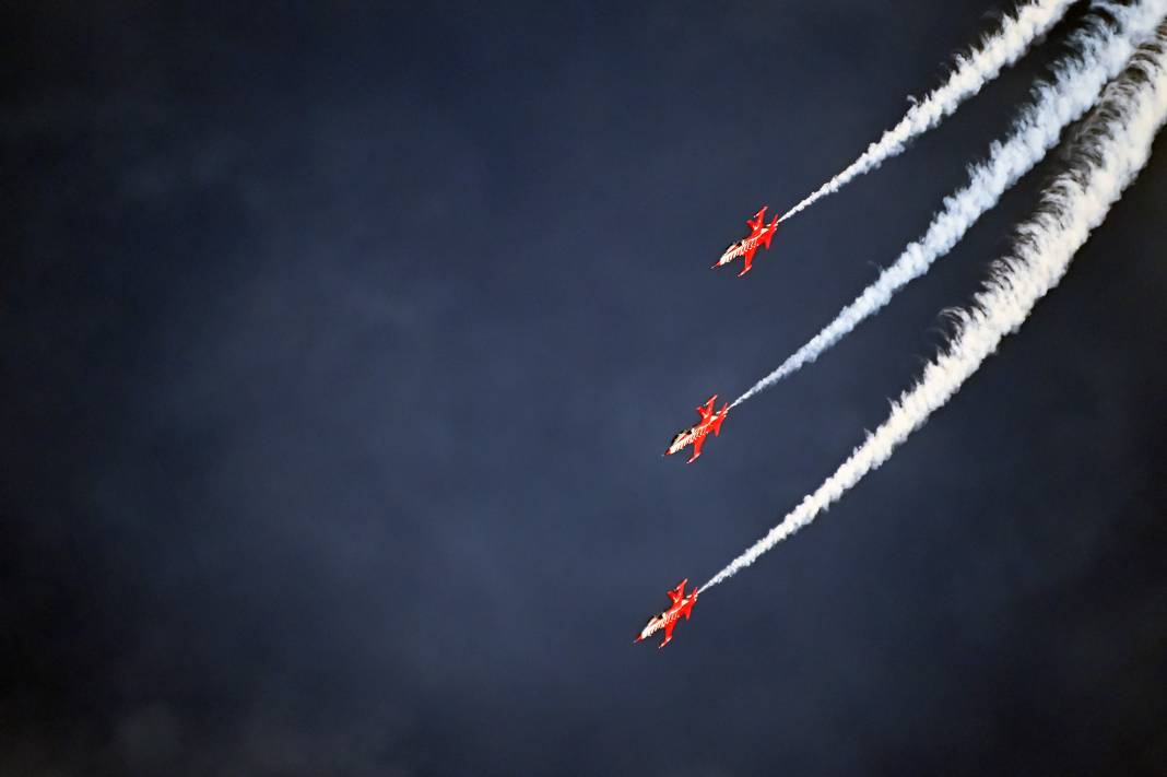 Mersin’de gökyüzü kırmızı beyaza boyandı: Türk Yıldızları nefesleri kesti 3